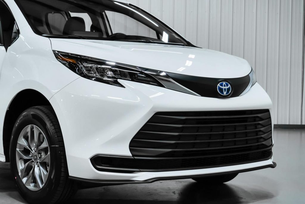 2021-Toyota-Sienna-Hybrid-White-40