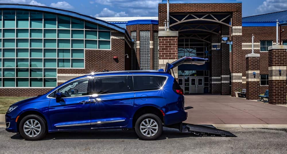 chrysler-pacifica-blue-natatorium-1000×538