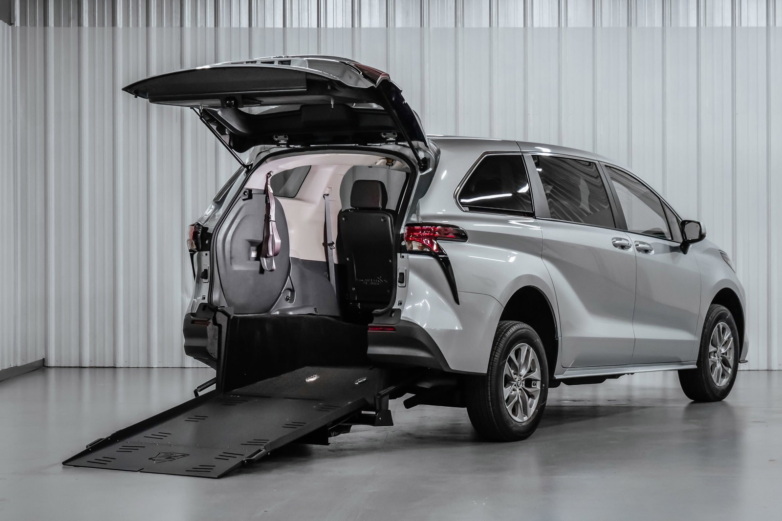 2024 Toyota Sienna XLE Freedom Motors USA