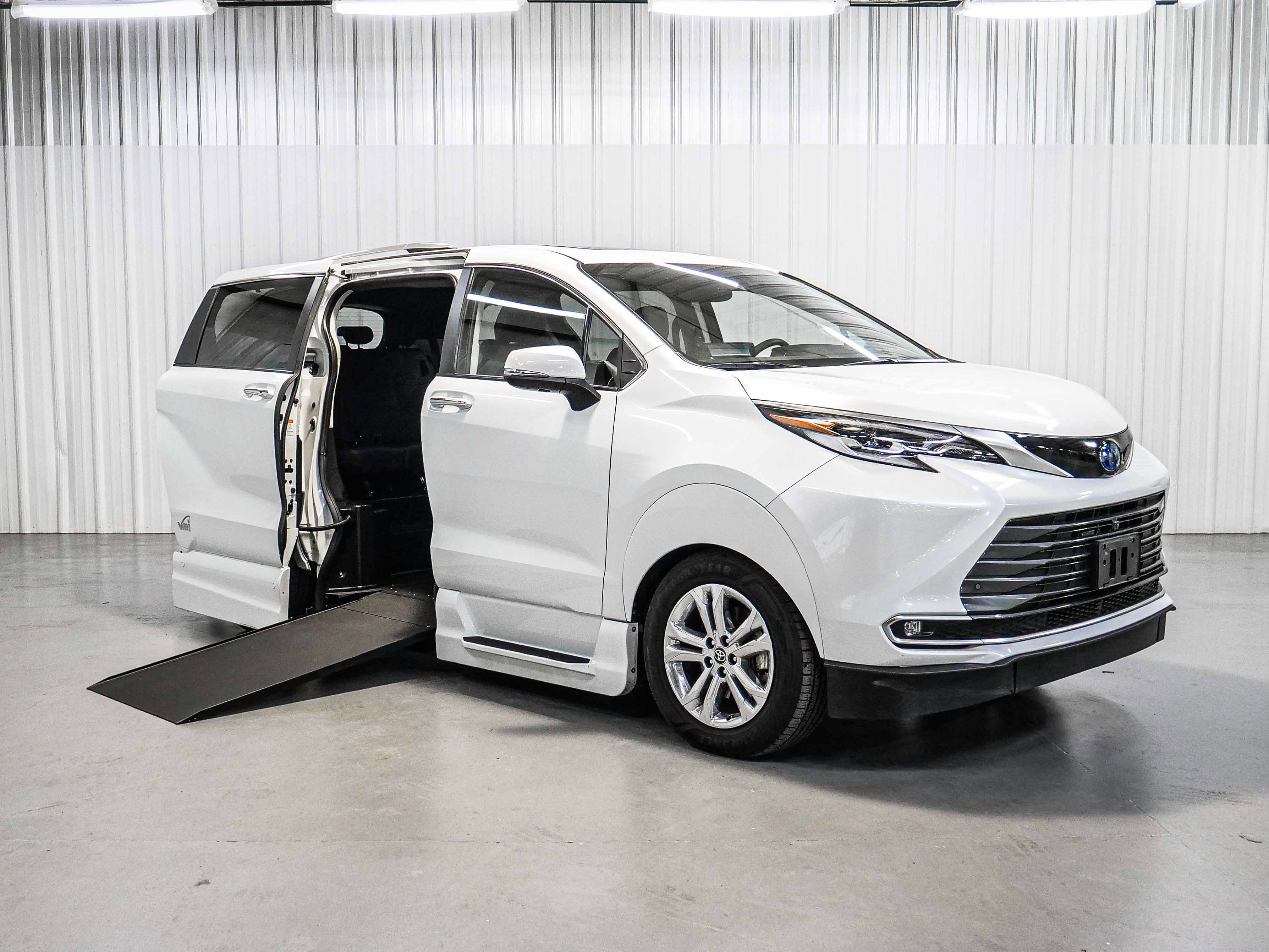 2022 Toyota Sienna Platinum's photo