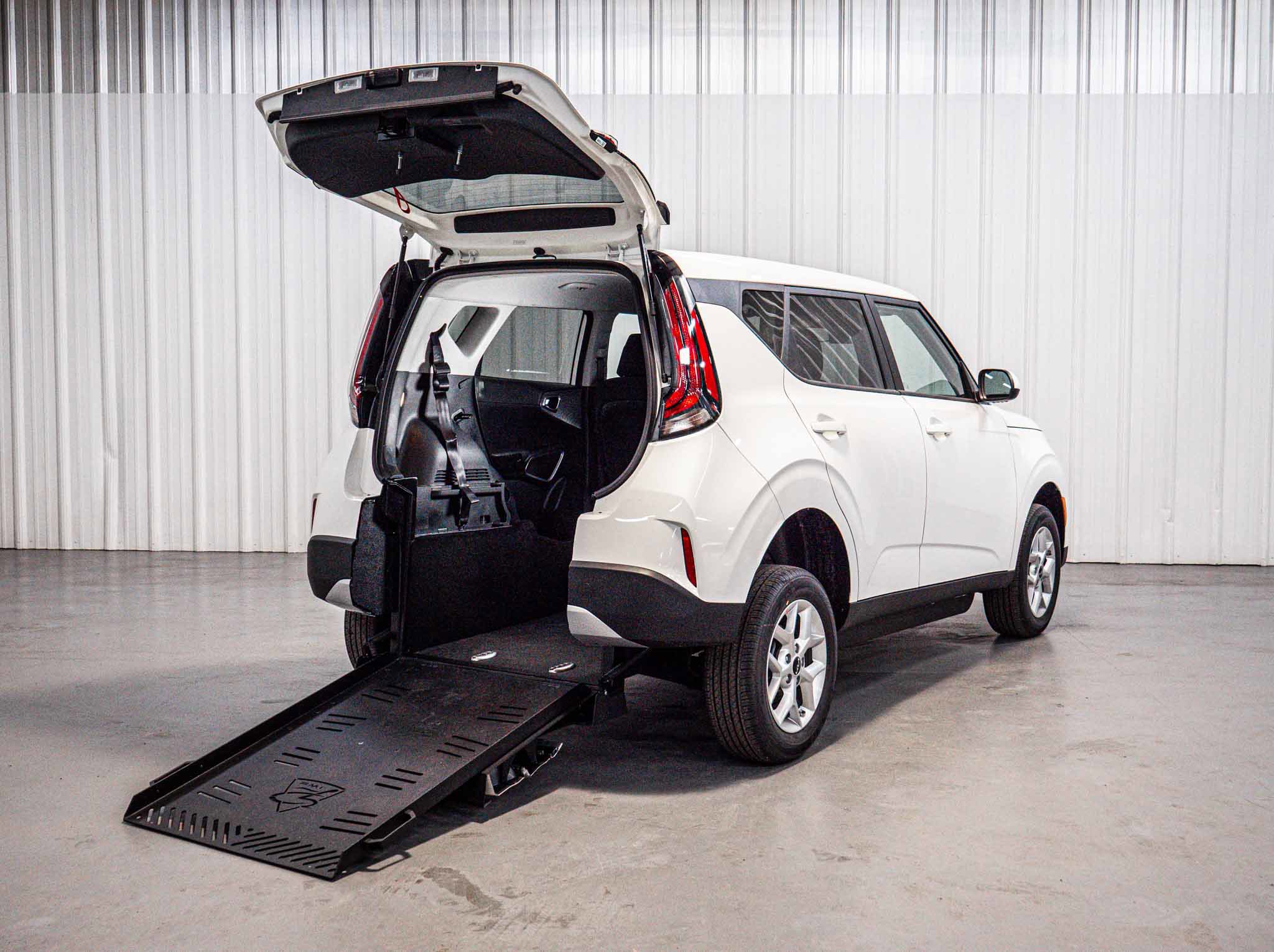 2025 Kia Soul LX's photo