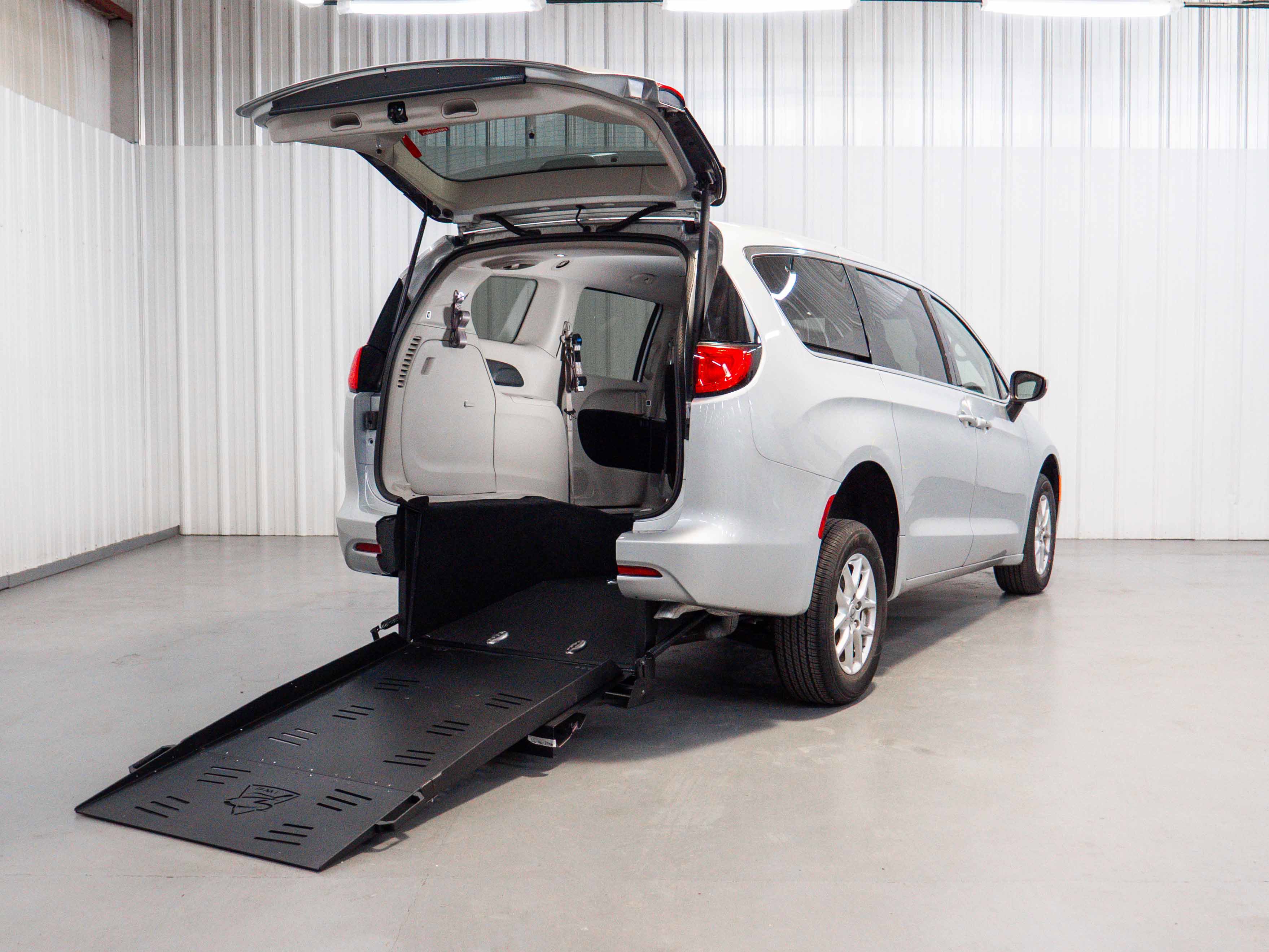 2022 Chrysler Voyager LX's photo