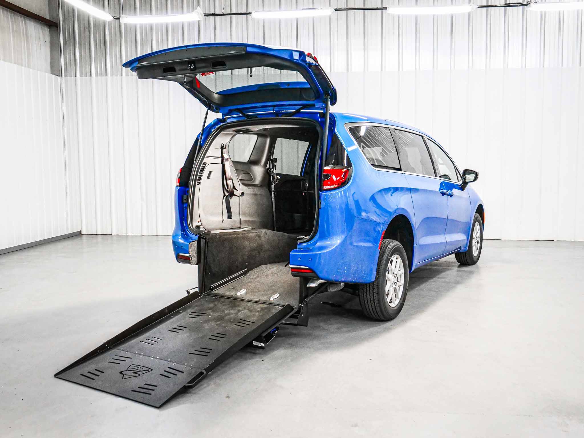 2026 Chrysler Pacifica Select's photo