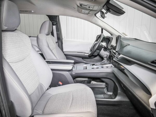 2025 Toyota Sienna LE