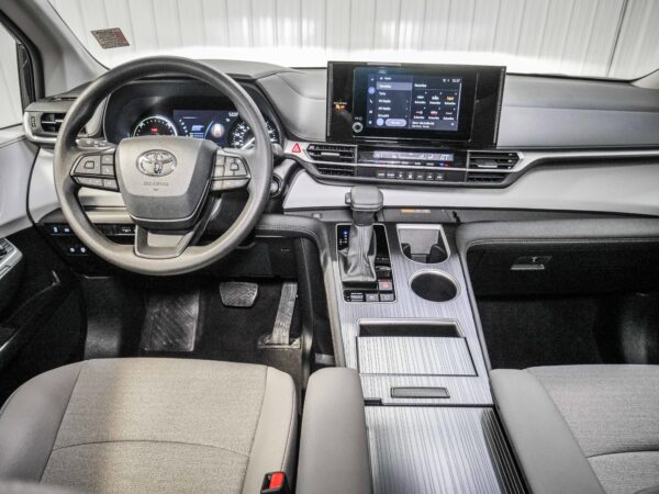 2025 Toyota Sienna LE