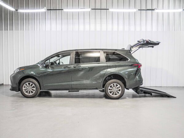 2025 Toyota Sienna LE