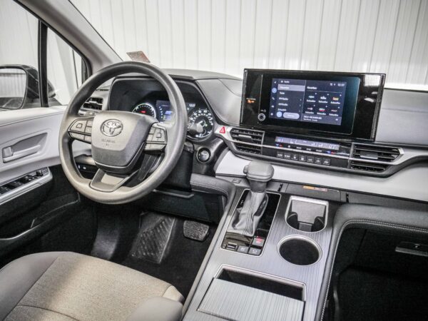 2025 Toyota Sienna LE