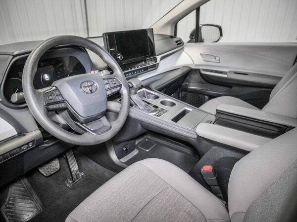 2025 Toyota Sienna LE
