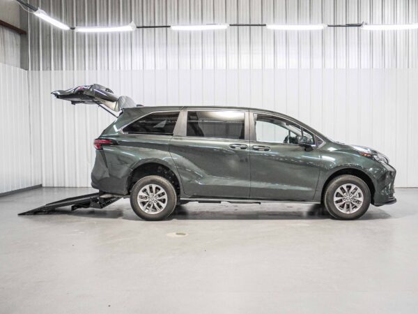 2025 Toyota Sienna LE
