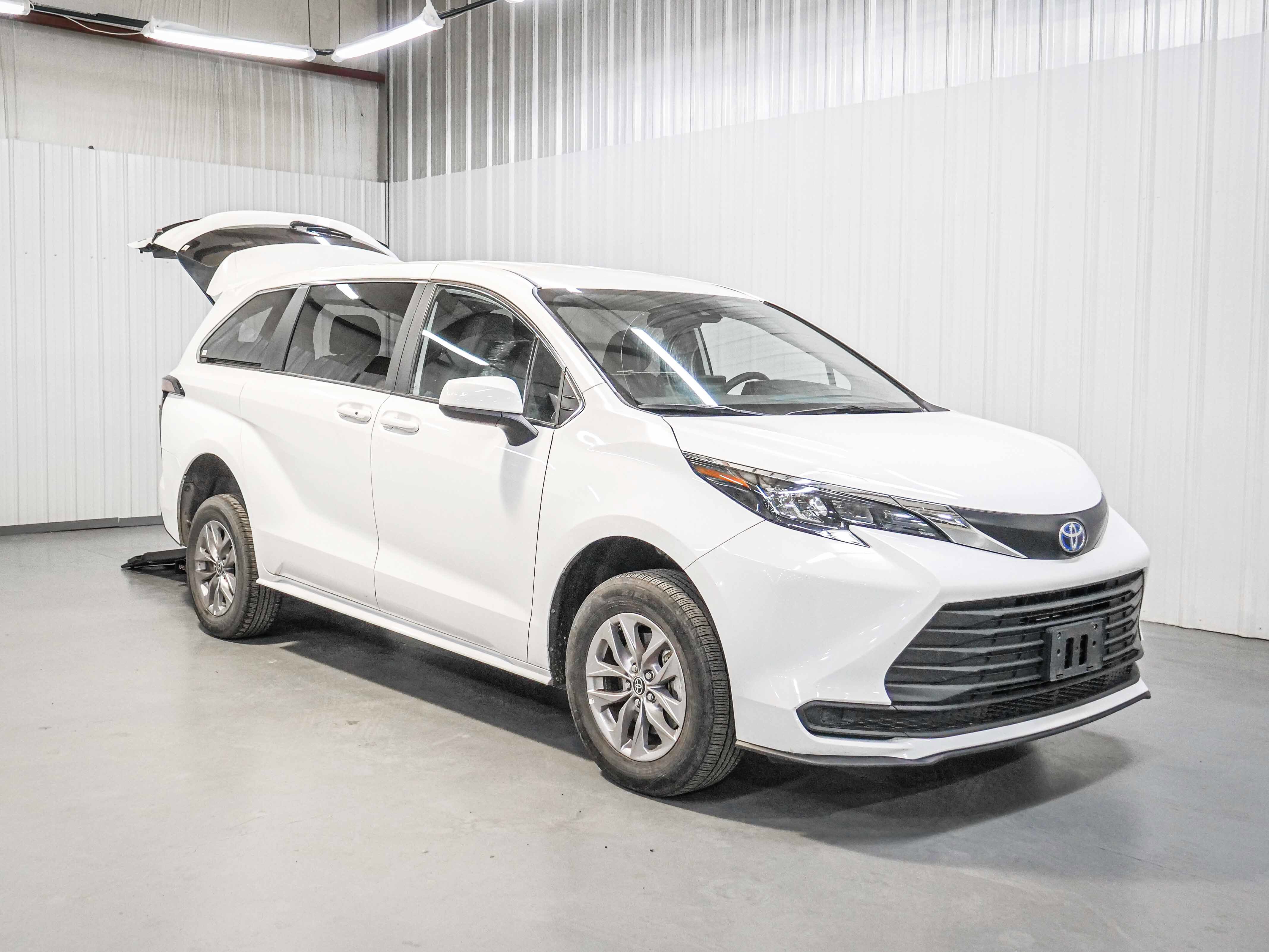 2025 Toyota Sienna LE - Freedom Motors USA