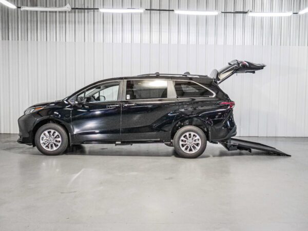 2026 Toyota Sienna XLE 8-Passenger