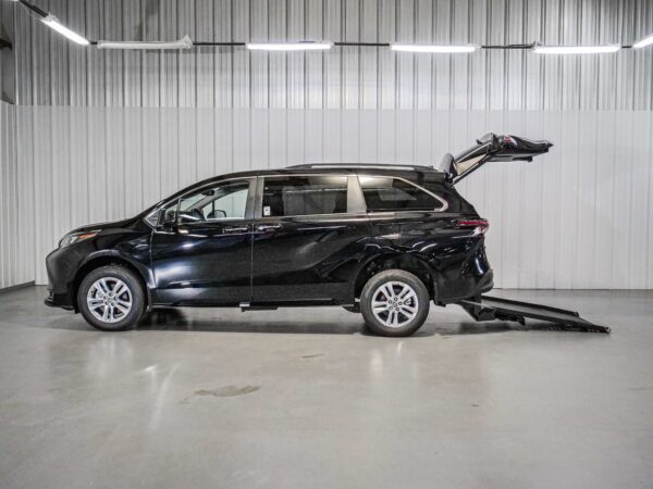 2026 Toyota Sienna XLE 8-Passenger